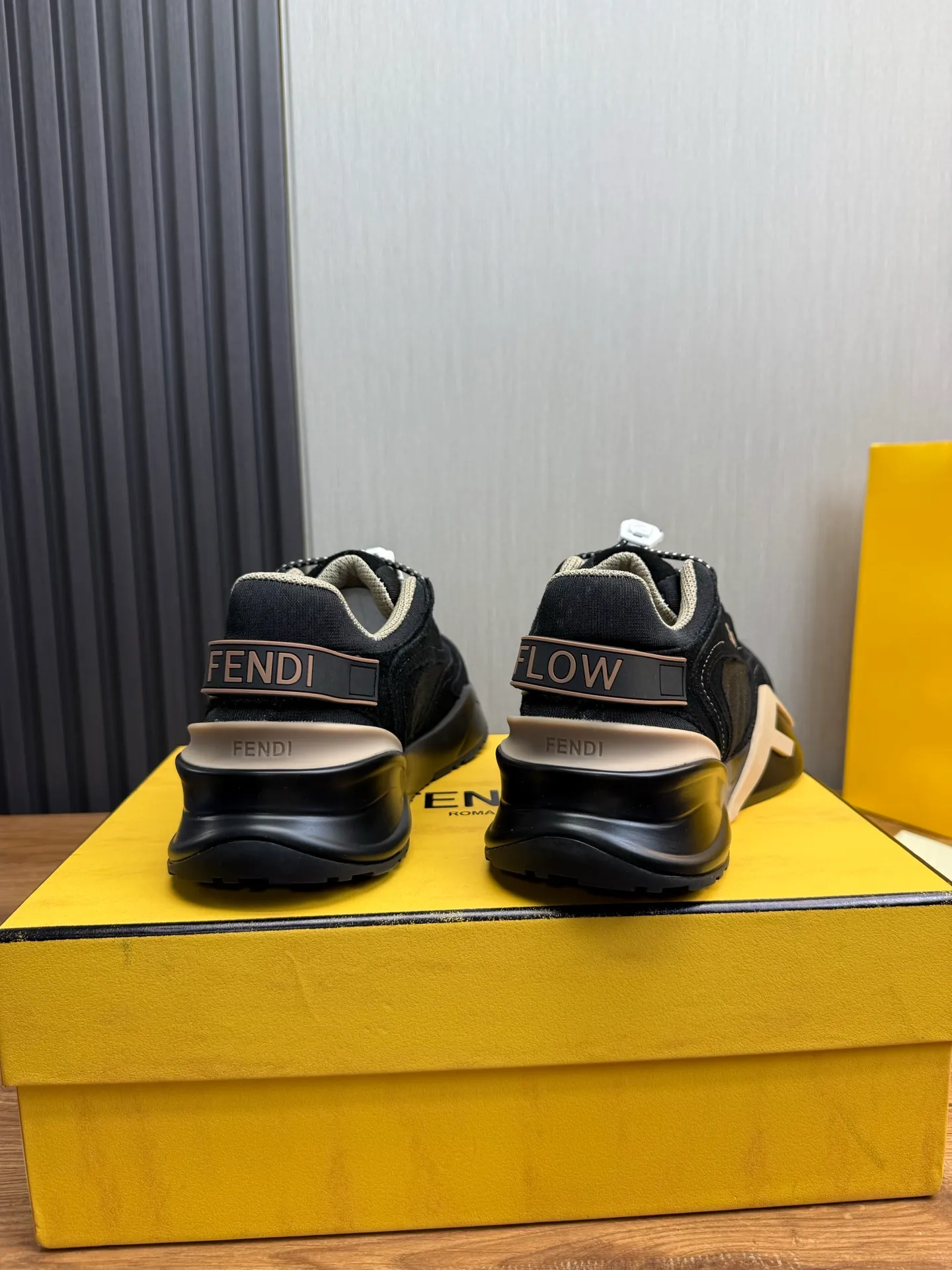 Men's men's shoes 💰560💰 Fendi [Fendi] hot style is on the market 🔥Fashionable casual men's shoes 🔱 Made of original brand fly knit fabric. Original cowhide + breathable mesh lining + sheepskin feet. Perfect shape and top quality, you deserve it 🔜Original rubber outsole, ultra-light, non-slip and wear-resistant 👣 Standard size 38-44